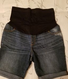 Liz Lange Bermuda Maternity shorts